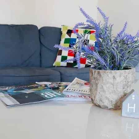 Comfortable Central Mcr Apt - 2 Bedroom - Sleeps 4 *