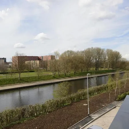 Lovely 2-bed In Salford Apartment *
