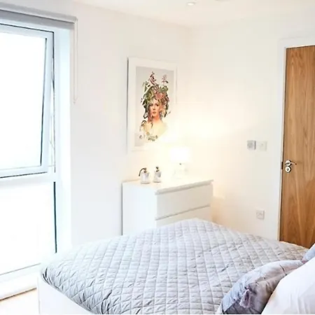 Апартаменты Lovely 2-bed In Salford *