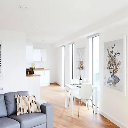 Апартаменты Lovely 2-bed In Salford