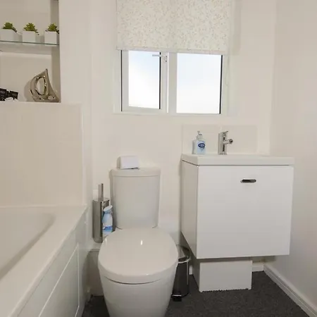 Lovely 2-bed In Salford Апартаменты