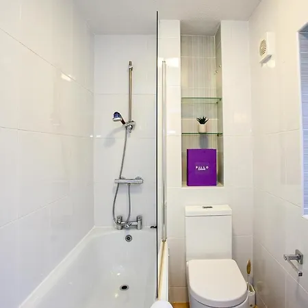 Spacious, Welcoming 3 Bed House, Near City Centre With Garden Μάντσεστερ