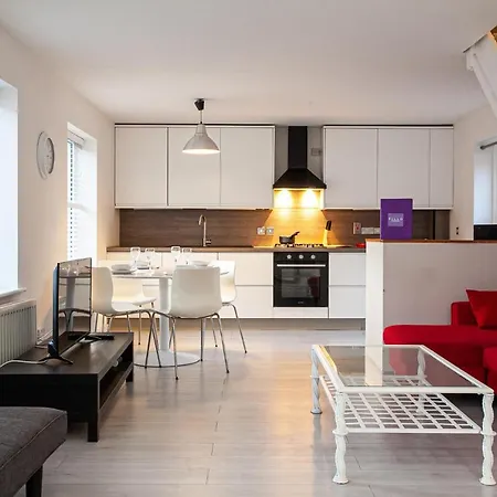 Spacious, Welcoming 3 Bed House, Near City Centre With Garden Σπίτι διακοπών *