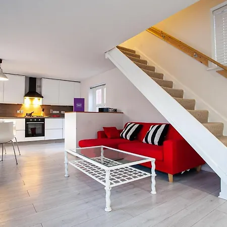 Spacious, Welcoming 3 Bed House, Near City Centre With Garden