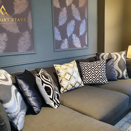 Fru Luxury Stays Serviced *timeless* - 2 Bedroom Apartment, Sleeps 4. Gated Allocated Parking * Manchester