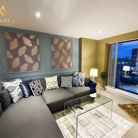 Fru Luxury Stays Serviced *timeless* - 2 Bedroom Apartment, Sleeps 4. Gated Allocated Parking Lägenhet