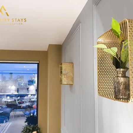 Fru Luxury Stays Serviced *timeless* - 2 Bedroom Apartment, Sleeps 4. Gated Allocated Parking Lägenhet