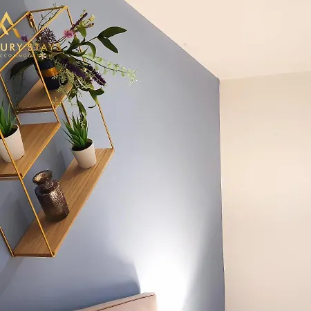 Fru Luxury Stays Serviced *timeless* - 2 Bedroom Apartment, Sleeps 4. Gated Allocated Parking Lägenhet *