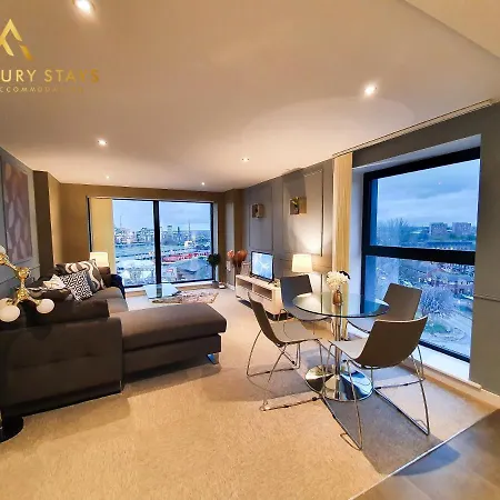 Fru Luxury Stays Serviced *timeless* - 2 Bedroom Apartment, Sleeps 4. Gated Allocated Parking Manchester