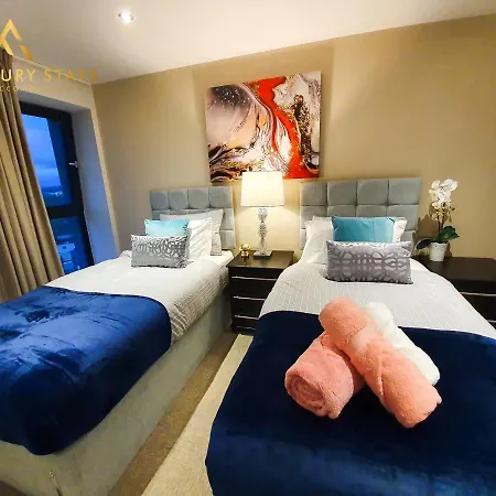 Fru Luxury Stays Serviced *timeless* - 2 Bedroom Apartment, Sleeps 4. Gated Allocated Parking * Manchester