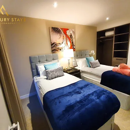 Fru Luxury Stays Serviced *timeless* - 2 Bedroom Apartment, Sleeps 4. Gated Allocated Parking * Manchester