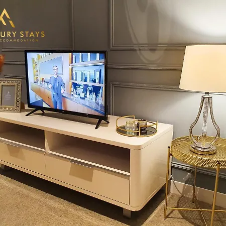 Fru Luxury Stays Serviced *timeless* - 2 Bedroom Apartment, Sleeps 4. Gated Allocated Parking * Manchester