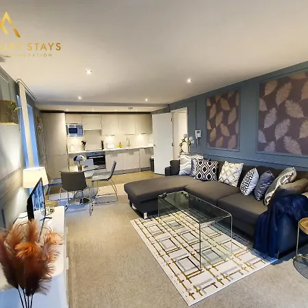 Fru Luxury Stays Serviced *timeless* - 2 Bedroom Apartment, Sleeps 4. Gated Allocated Parking