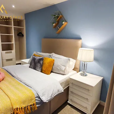 Fru Luxury Stays Serviced *timeless* - 2 Bedroom Apartment, Sleeps 4. Gated Allocated Parking Lägenhet