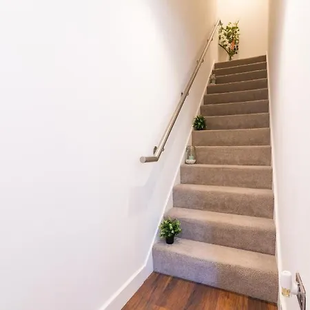 City Centre 2 Bedroom Luxury Townhouse - With An Outdoor Hot Tub *