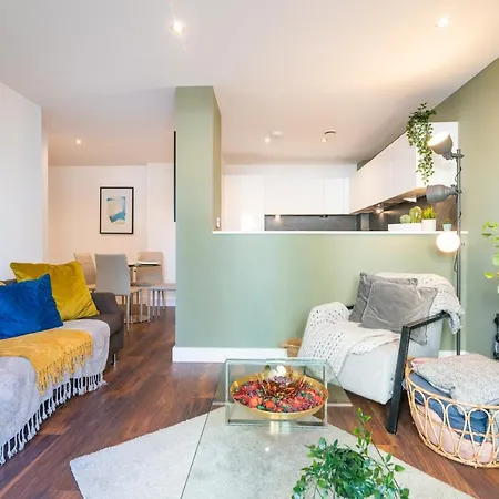 City Centre 2 Bedroom Luxury Townhouse - With An Outdoor Hot Tub *