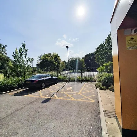 Fru Luxury Stays Serviced *timeless* - 2 Bedroom Apartment, Sleeps 4. Gated Allocated Parking * Manchester