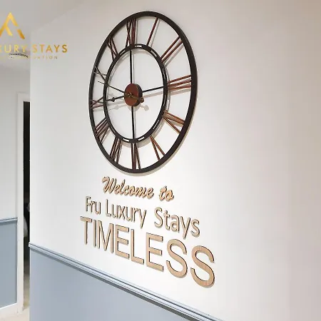 Fru Luxury Stays Serviced *timeless* - 2 Bedroom Apartment, Sleeps 4. Gated Allocated Parking