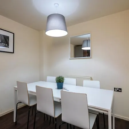 Guestready - Family In Salford בית נופש