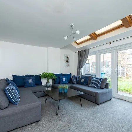 בית נופש Guestready - Family In Salford *