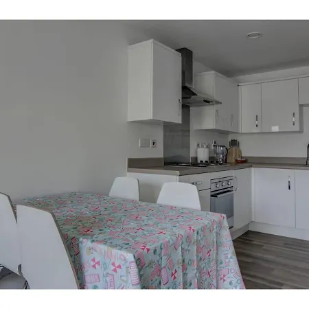 Large, Spacious And Modern Apt For 4 In * マンチェスター