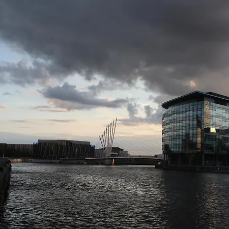 דירה Esquire Media *