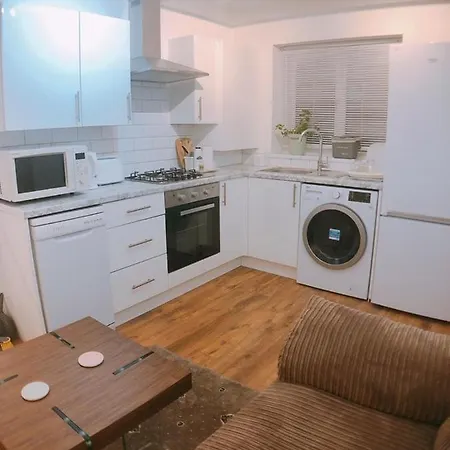 Comfortable Double Bedroom Lovely アパート *