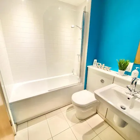 Spacious 5 Bed Townhouse Manchester, Salford Qauys - Two Bedroom With Parking דירה מנצ'סטר