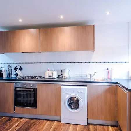 3 Bedroom House Hosted By Mcr Dens *