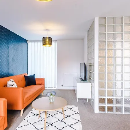 3 Bedroom House Hosted By Mcr Dens Holiday home *