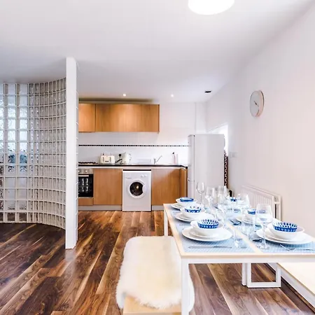 Holiday home 3 Bedroom House Hosted By Mcr Dens *