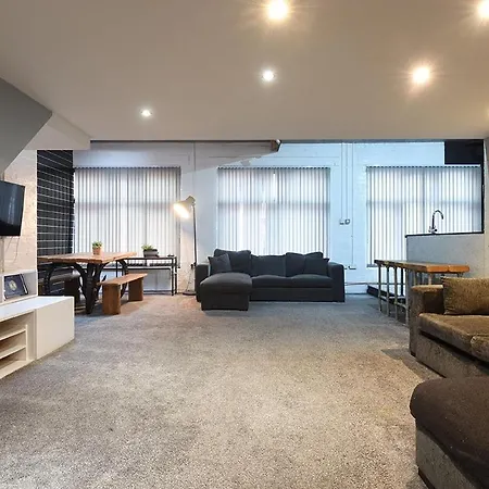 Penthouse Warehouse Slps 18 *