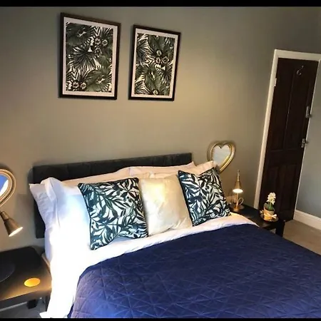 1. Stylish Private Double Near Centre Penzion Manchester