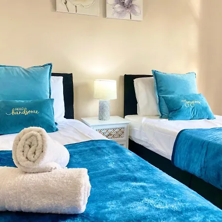 Spacious 5 Bed Townhouse Manchester, Salford Qauys - Two Bedroom With Parking Apartment