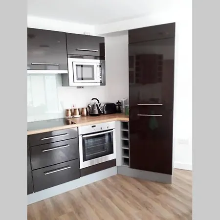 Stylish Modern Spacious Very Central 2 Bed 2 Bath *