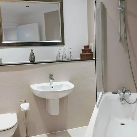 Stylish Modern Spacious Very Central 2 Bed 2 Bath