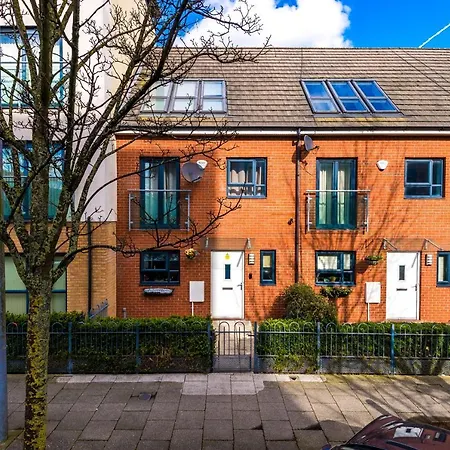 Bright&modern Contractor House By Niji Short