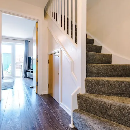 Bright&modern Contractor House By Niji Short Holiday home Manchester
