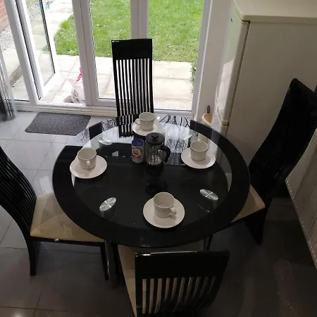 Nightingale Gardens - 4 Bed Detached House - Apartment *