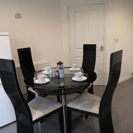 Nightingale Gardens - 4 Bed Detached House - Apartment Manchester