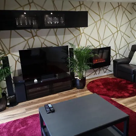 Nightingale Gardens - 4 Bed Detached House - Apartment *