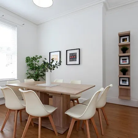 Spacious Comfortable House Close To Etihad