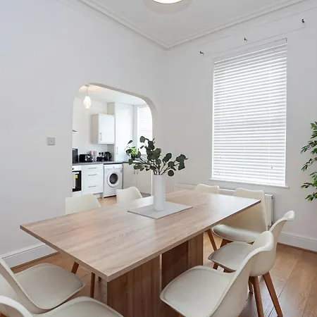 펜션 Spacious Comfortable House Close To Etihad 맨체스터