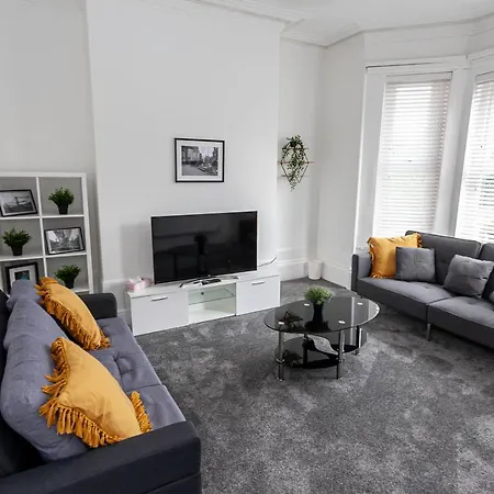 Spacious Comfortable House Close To Etihad 펜션 맨체스터