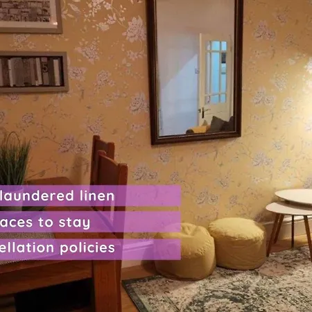 Corner House, Sleeps 8 In 4 Bedrooms, Near Train Station, Great Value! Vakantiehuis Manchester