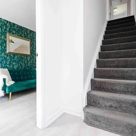 5 Bedroom House Hosted By Mcr Dens Manchester