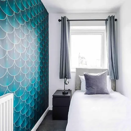 5 Bedroom House Hosted By Mcr Dens Holiday home