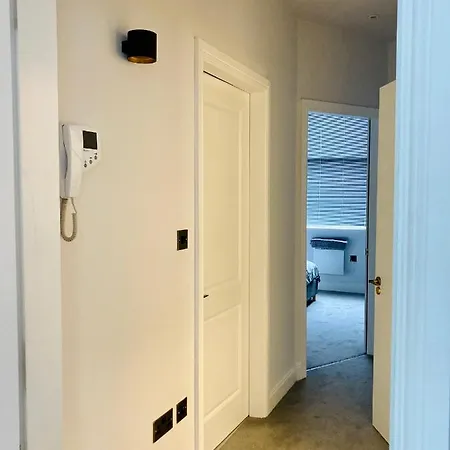 Central Stylish Contemporary Апартаменты *