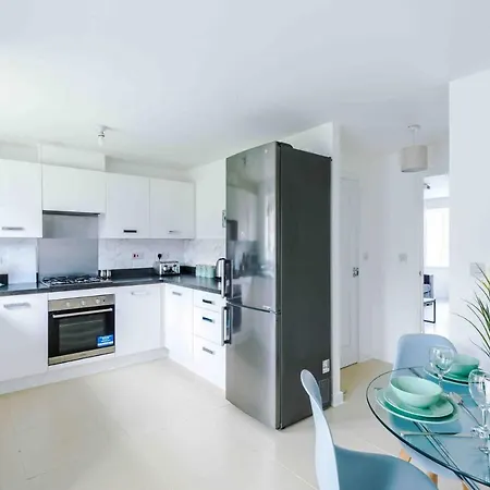 4 Bedroom House Hosted By Mcr Dens 펜션 *