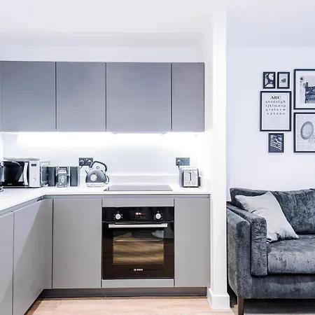 Hilltop Serviced - Piccadilly Apartment